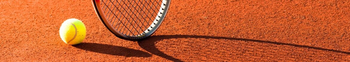 28-racket-en-bal-op-gravel-1170x210px-v6